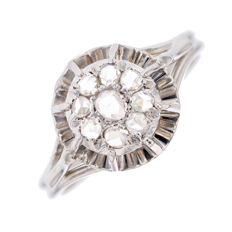 Bague ancienne roses de diamants 0.09 carat en or blanc Bague ancienne roses de diamants 0.09 carat en or blanc