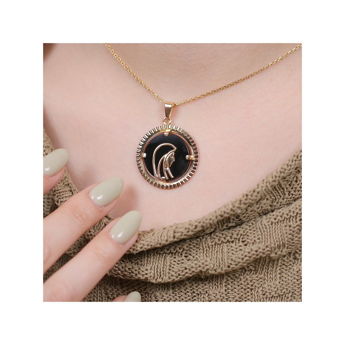 Collier Pendentif Plaqué Or Avec Onyx Noir Et Cristaux – Style Rétro Vintage