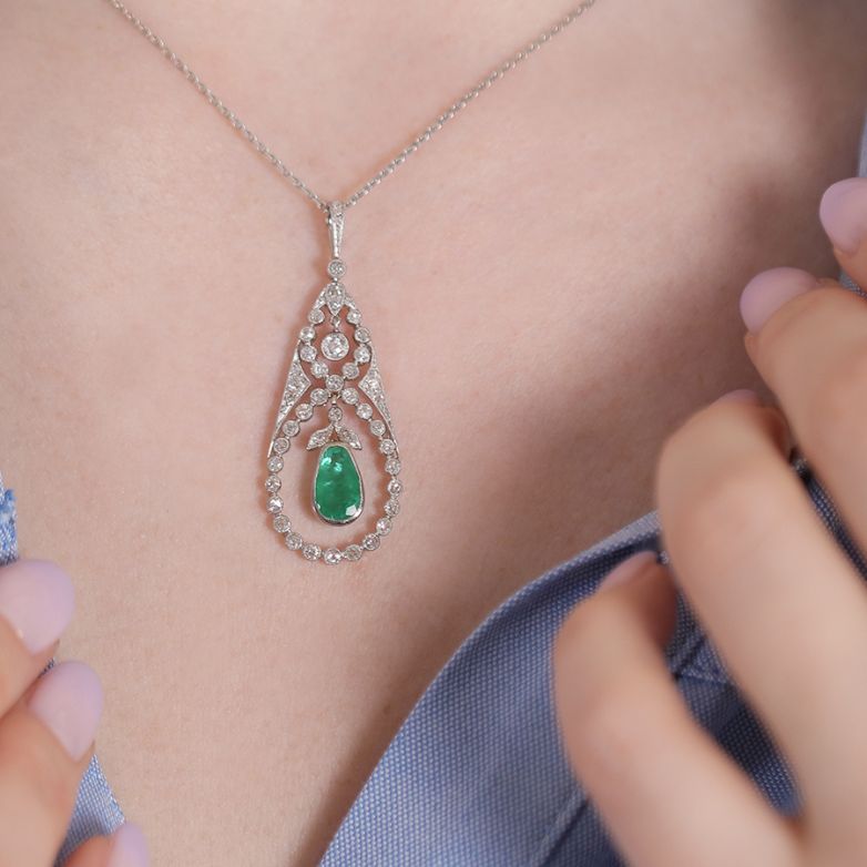 Pendentif or gris émeraude et diamant(s) 