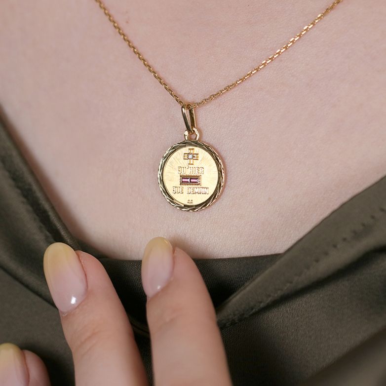 médaille or jaune rubis et diamant(s) 